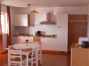 Fridge, microwave, dishwasher, cookware/dishes/utensils - Nette Ferienwohnung mit Whirlpool und Garten by Interhome (Rab/Rab)