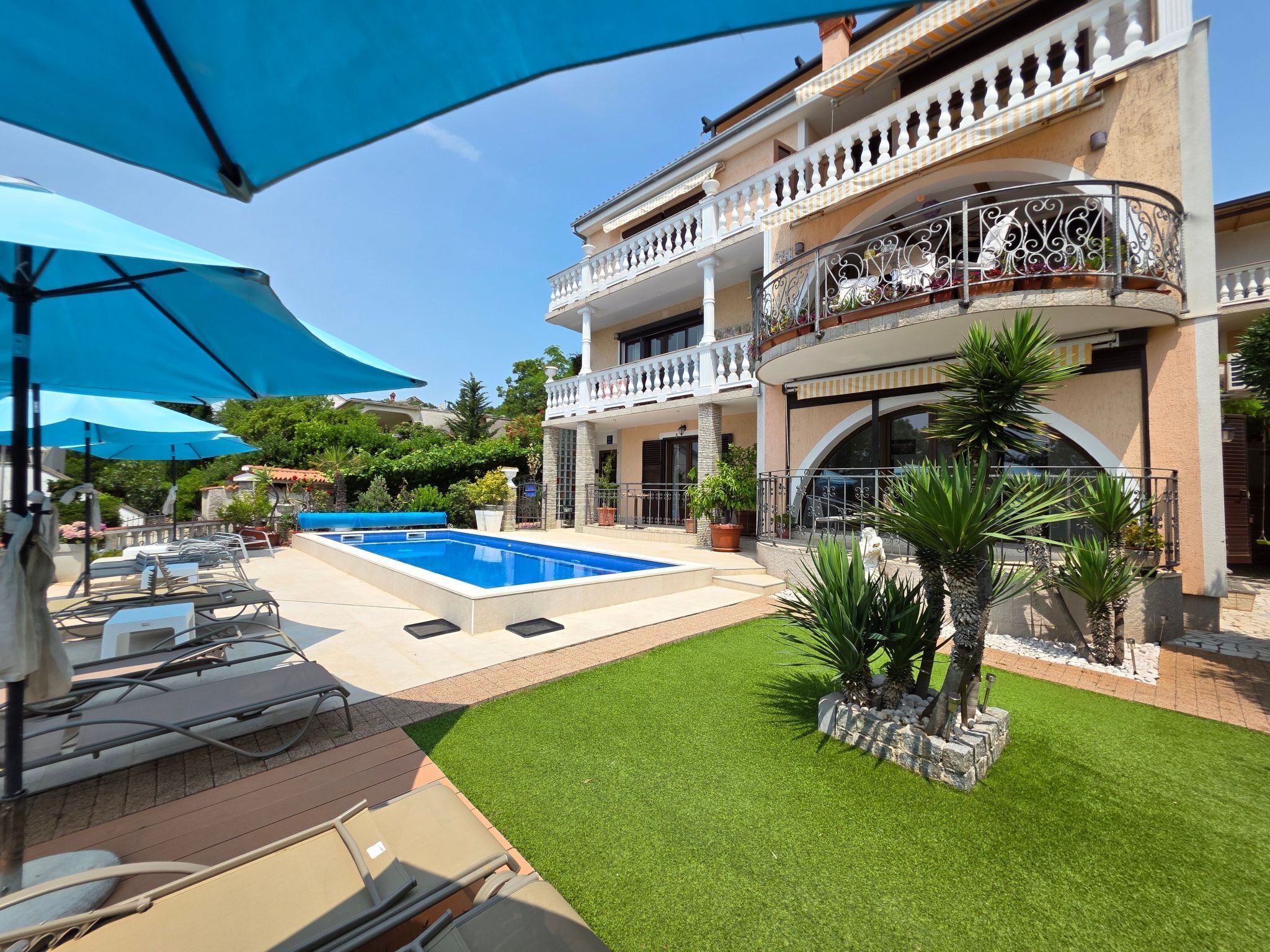 Lämmitetty uima-allas