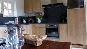 Fridge, microwave, oven, dishwasher - La Ferme des Paons by Interhome (Montagudet)