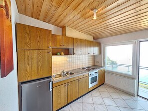 Frigorífic, forn i utensilis de cuina, vaixella i coberteria 