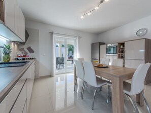 Kühlschrank, Mikrowelle, Ofen, Geschirrspüler