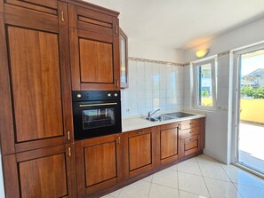 Fridge, oven, dishwasher, cookware/dishes/utensils - Wohnung für 6 Personen, 150m vom Strand entfernt by Interhome (Novi Vinodolski)