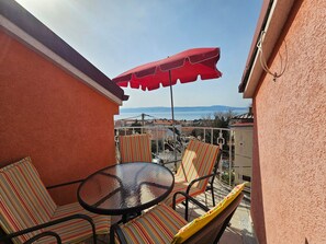 Outdoor dining - Appartement mit Balkon und Meerblick by Interhome (Novi Vinodolski)