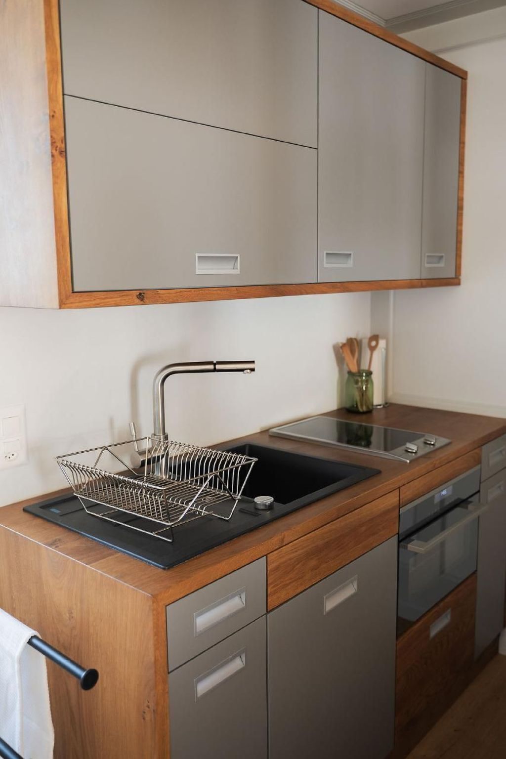 Réfrigérateur, four, batterie de cuisine, vaisselle et ustensiles