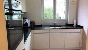 Réfrigérateur, micro-ondes, four, lave-vaisselle