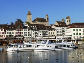 A waterfront with historic buildings and boats. - 3-Zimmer Ferienwohnung Rapperswil am Zürichsee by Interhome (Rapperswil)