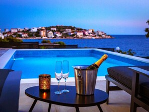 Pool - Luxuriöse Villa Dolce Vita direkt am Meer mit privatem Pool und Parkplatz by Interhome (Marina)