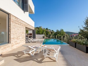 A heated pool - Charmantes Haus in Sevid mit privatem Parkplatz by Interhome (Marina)