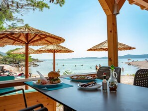 Outdoor dining - Mobilheim direkt am Strand by Interhome (Ugljan/Ugljan)