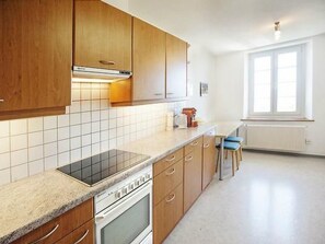 Jääkaappi, uuni, astianpesukone, keittoastiat/astiat/ruokailuvälineet