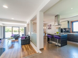 A modern apartment with a kitchen, dining area, and living space. - Villa Maslina mit privatem Pool in ruhiger Lage by Interhome (Nin)