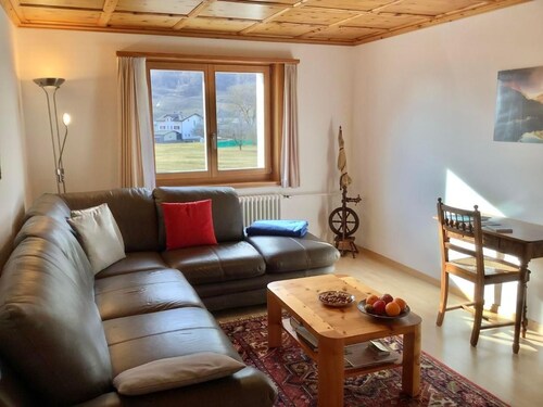 Sonnige 2.5-Zimmer Wohnung an ruhiger Lage by Interhome