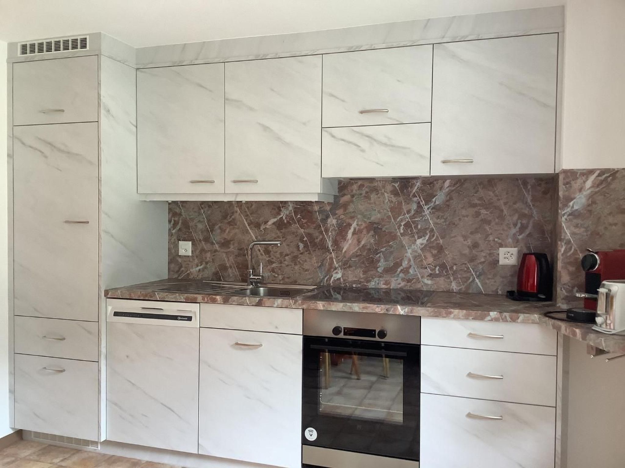 Kühlschrank, Ofen, Geschirrspüler, Kochgeschirr/Geschirr/Besteck