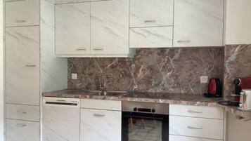 Kühlschrank, Ofen, Geschirrspüler, Kochgeschirr/Geschirr/Besteck