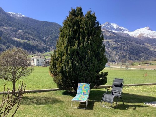 Sonnige 2.5-Zimmer Wohnung an ruhiger Lage by Interhome