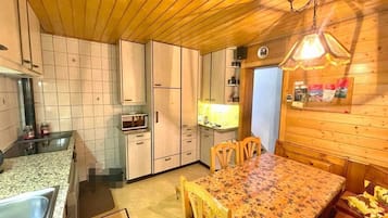 Jääkaappi, mikroaaltouuni, uuni, astianpesukone