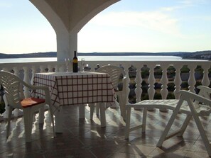 Outdoor dining - Apartment mit Meerblick by Interhome (Pag/Zubovići)