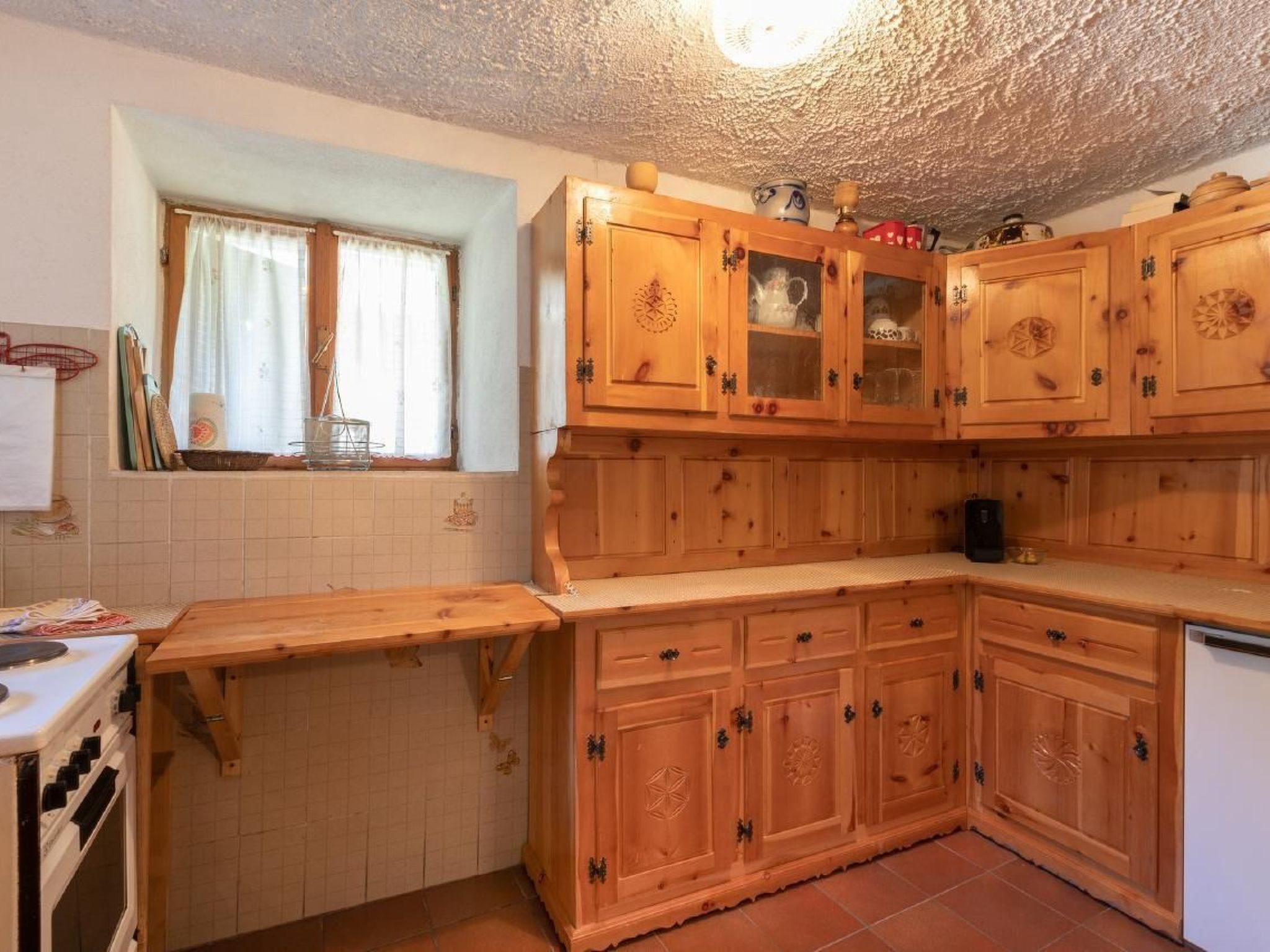 Réfrigérateur, four, batterie de cuisine, vaisselle et ustensiles