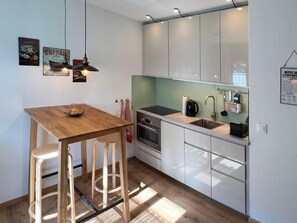 ثلاجة، ميكروويف، فرن، غسالة أطباق