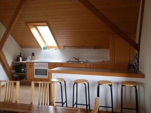 Een koelkast, een microgolfoven, een oven, een vaatwasser