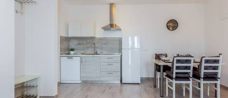 Fridge, microwave, dishwasher, cookware/dishes/utensils