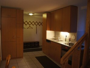 Kühlschrank, Ofen, Geschirrspüler, Kochgeschirr/Geschirr/Besteck