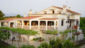 A two-story building with a sign reading "APPARTMENTS SUZY". - Apartment Andjela by Interhome (Krk/Šilo)