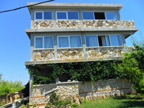 Ein zweistöckiges Gebäude mit Sandsteinfassade und zahlreichen Fenstern.