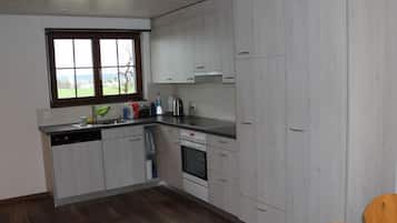 Fridge, oven, dishwasher, cookware/dishes/utensils