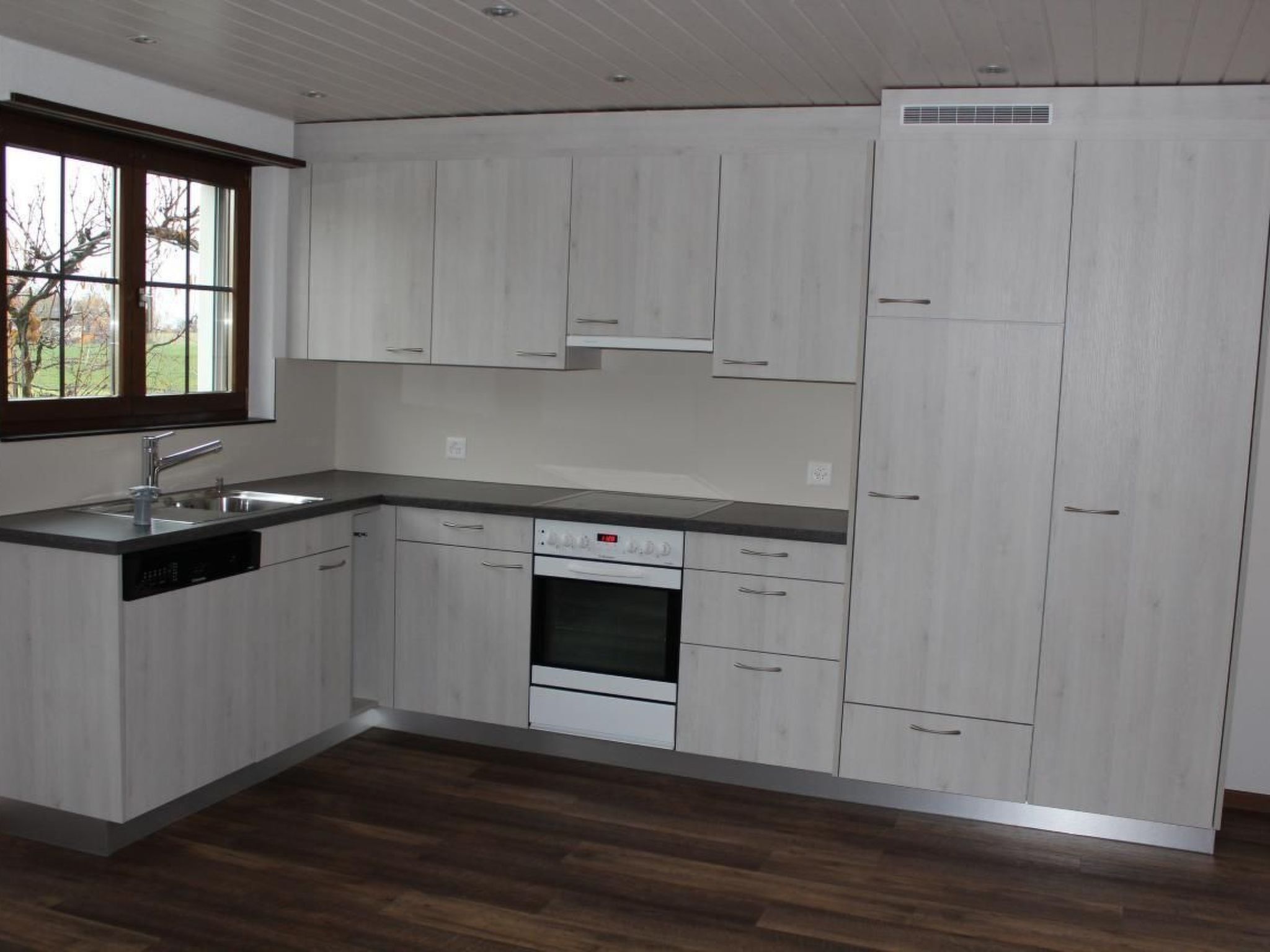 Kjøleskap, ovn, oppvaskmaskin og kjøkkenutstyr