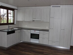 Kjøleskap, ovn, oppvaskmaskin og kjøkkenutstyr