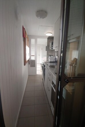 Frigorífico, microondas, horno y lavavajillas