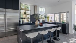 Interior - Luxe 6bdr Retreat w/ Putting Green + Game Room Bouldin Collective by Avantstay (Austin)