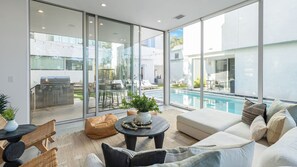 House (6 Bedrooms) | Interior