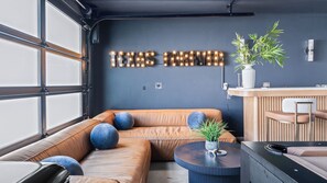 House (6 Bedrooms) | Interior