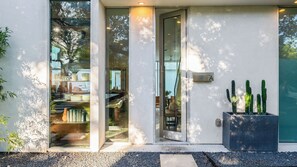 Interior - Luxe 6bdr Retreat w/ Putting Green + Game Room Bouldin Collective by Avantstay (Austin)