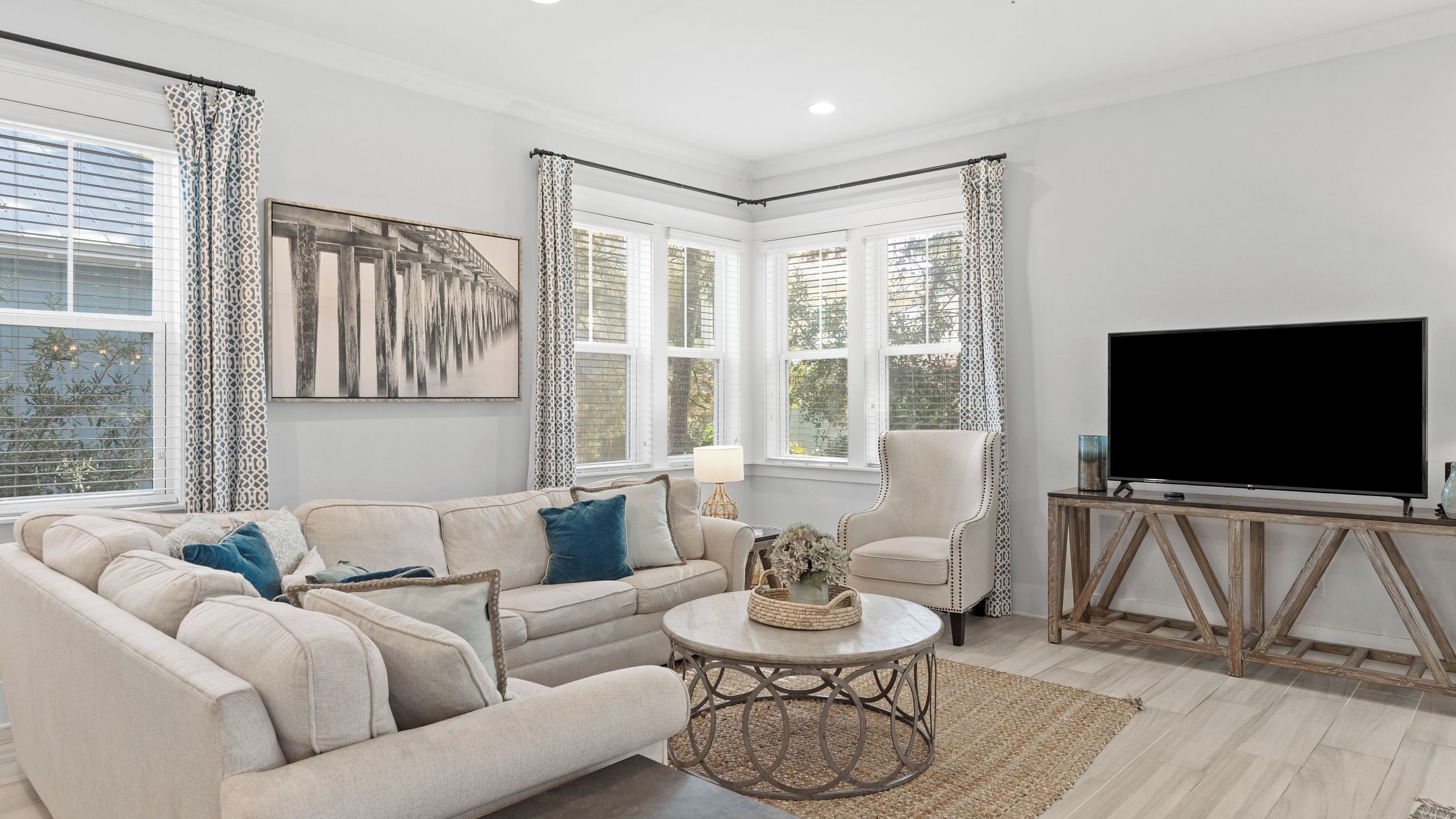 House (3 Bedrooms) | Living area