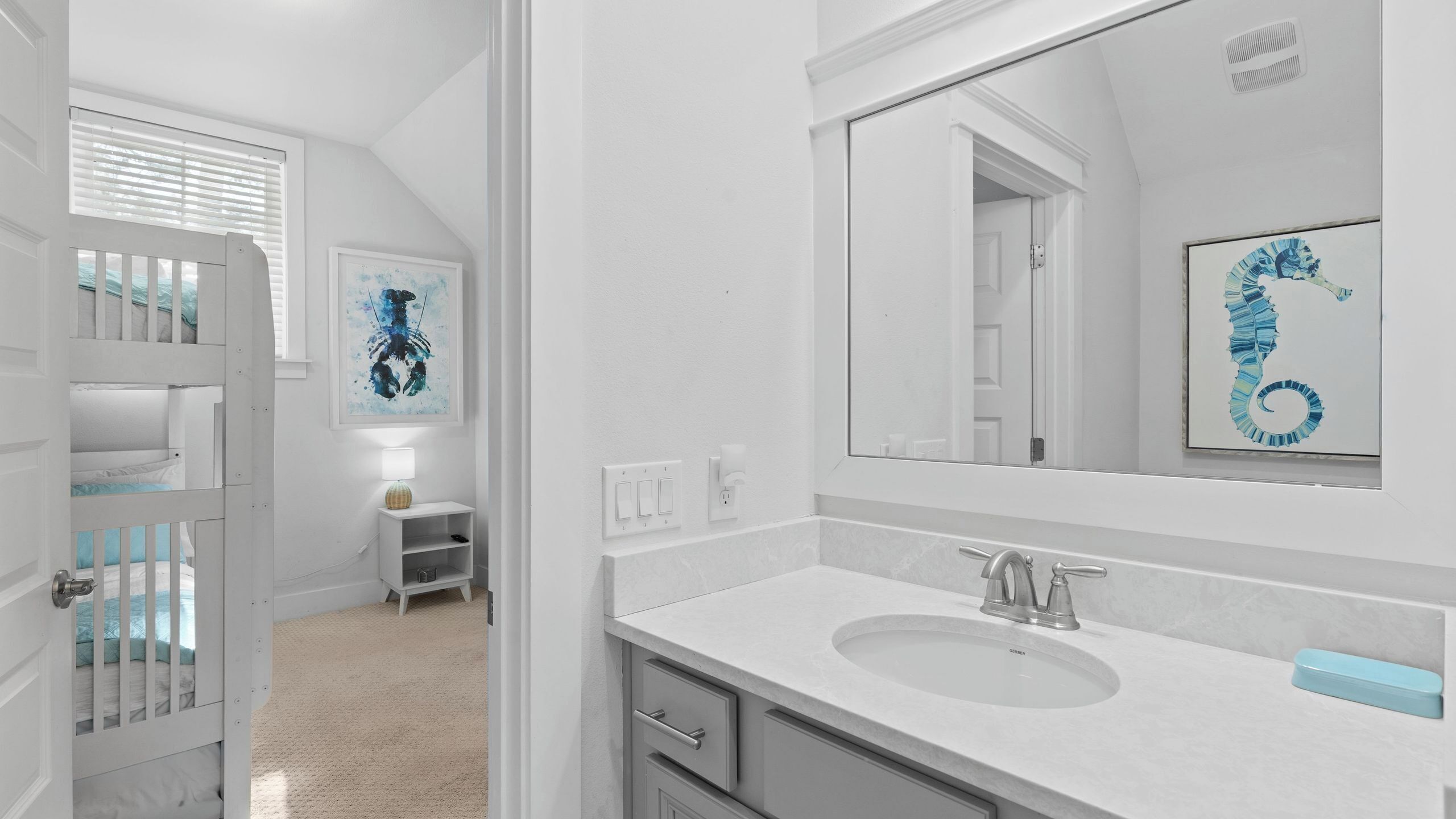 Une salle de bain moderne avec un grand miroir, un lavabo et des toilettes.