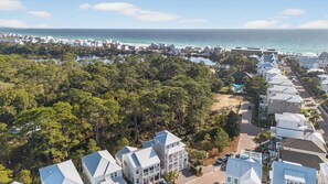 A coastal residential area with houses, a beach, and a forested area. - 5min Walk to Dune Allen Beach Access Deck w/ Swing Charming 30A by Avantstay (Santa Rosa Beach)