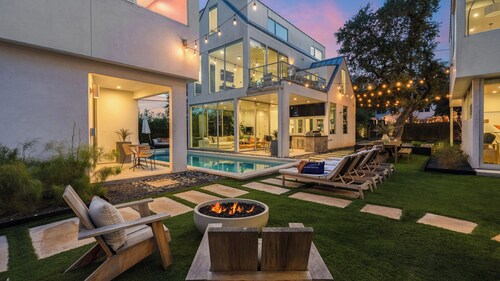 Luxe 11bdr w/ Putting Green, Game Room, Pool Bouldin Collective by Avantstay