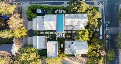 Luxe 11bdr w/ Putting Green, Game Room, Pool Bouldin Collective by Avantstay