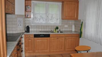 Fridge, oven, dishwasher, cookware/dishes/utensils
