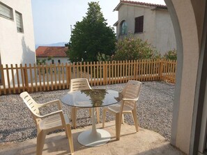 Outdoor dining - Studio-Apartment für 3 Personen (Meerblick, Klima, Sat-TV, grosse Terrasse, pri by Interhome (Novi Vinodolski)