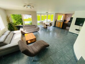 Una televisión, una chimenea