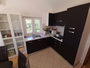 Frigorifero, microonde, lavastoviglie, pentole/stoviglie/utensili