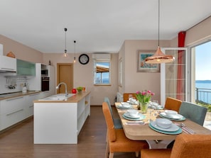 Dining - Villa "Lilly" mit Infinity-Pool by Interhome (Podgora)