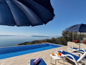 Pool - Villa "Lilly" mit Infinity-Pool by Interhome (Podgora)