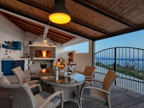 Outdoor dining - Villa "Lilly" mit Infinity-Pool by Interhome (Podgora)