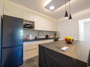 Jääkaappi, mikroaaltouuni, uuni, astianpesukone