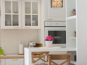 Fridge, oven, dishwasher, cookware/dishes/utensils - Dalmatinisches Haus in der Altstadt von Split by Interhome (Dragovode)